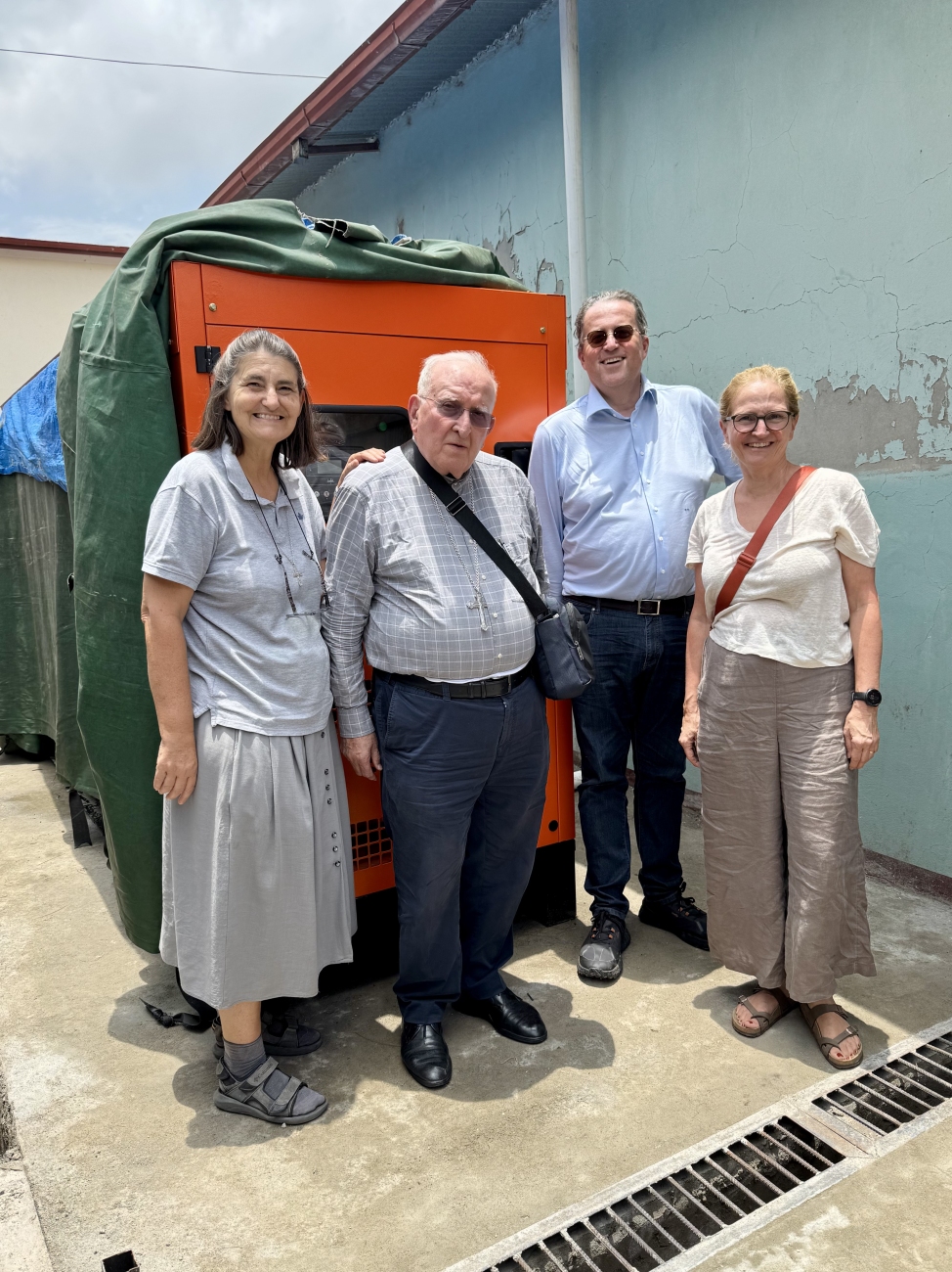 Acquisto di una pompa per il complesso scolastico Mary Help e di un generatore per la Missione Mary Help