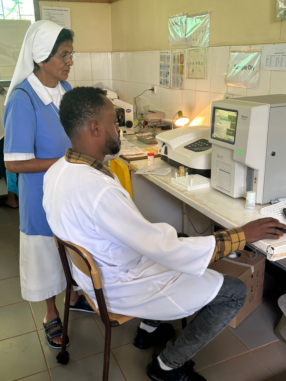 Apparecchio per analisi del sangue