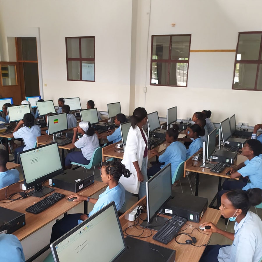 Computer per la scuola superiore della Mary Help Catholic School