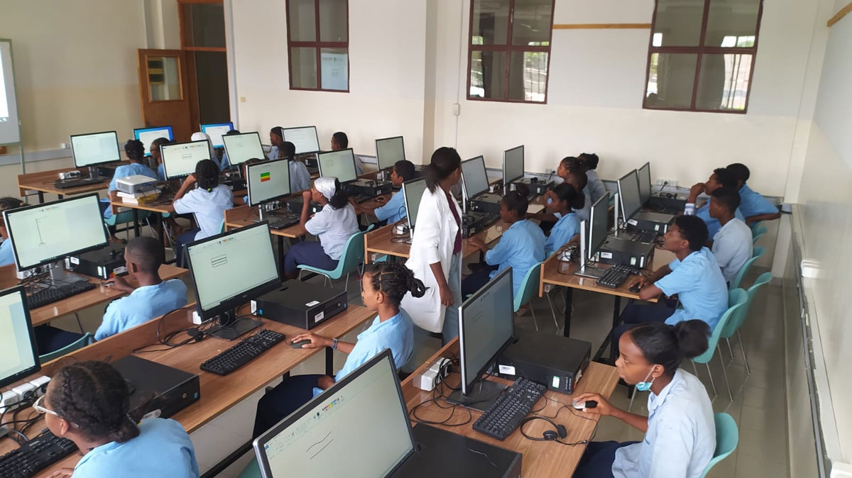 Computer per la scuola superiore della Mary Help Catholic School