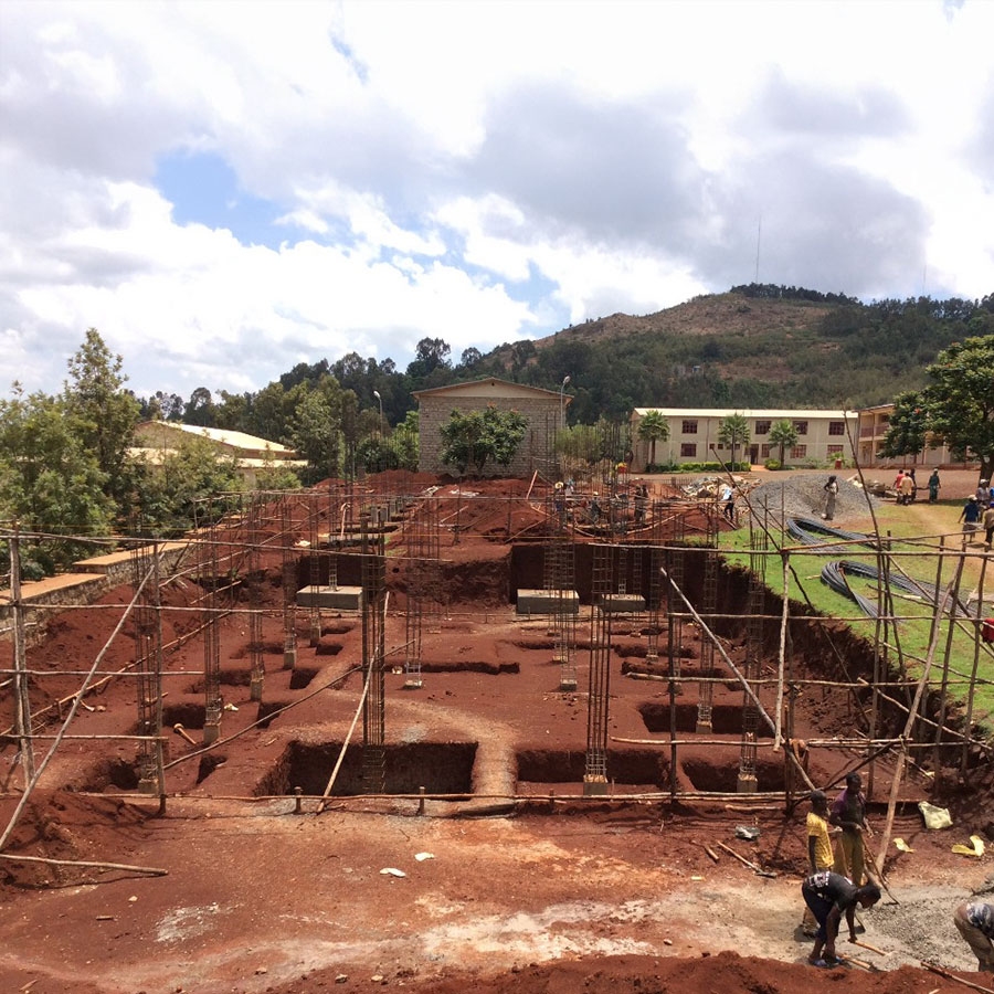 Costruzione della scuola secondaria – Arredamenti, recinzione e laboratorio informatico