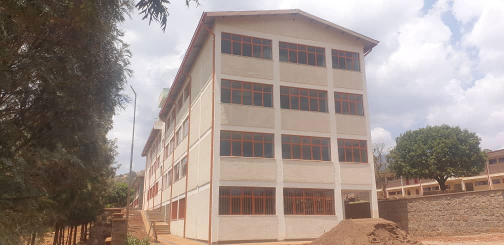 Costruzione della scuola secondaria – Arredamenti, recinzione e laboratorio informatico