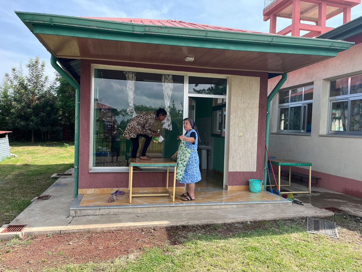 Costruzione di una biblioteca per la Missione Maria Nostra Madre