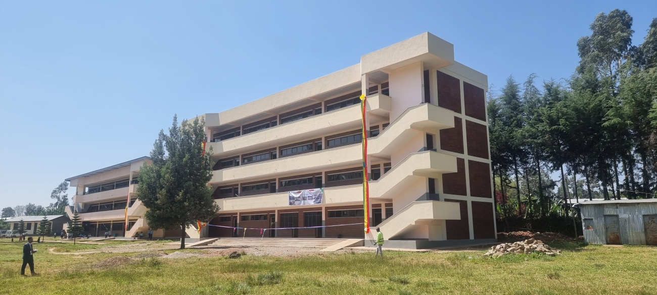 Holy Saviour’s Catholic School: costruzione della scuola elementare e media 