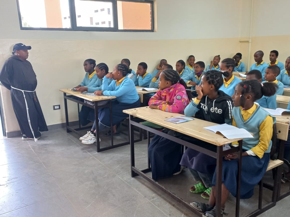 Holy Saviour’s Catholic School: costruzione della scuola elementare e media 