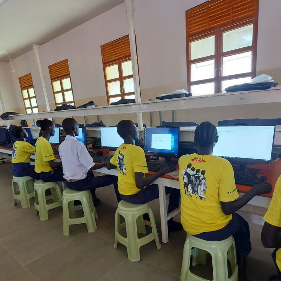 Scuola primaria e superiore, sostegno all'alfabetizzazione informatica