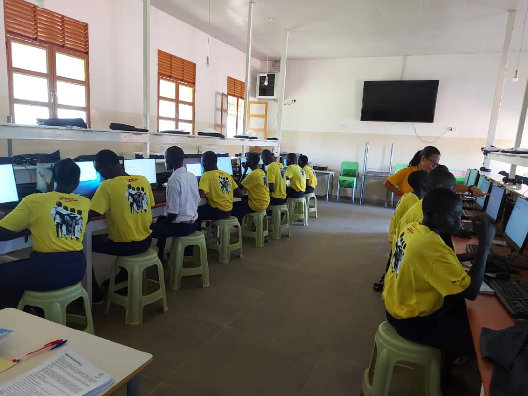 Scuola primaria e superiore, sostegno all'alfabetizzazione informatica