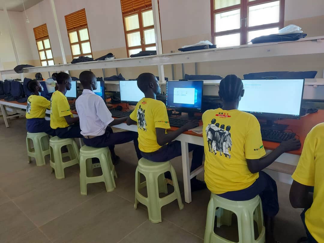 Scuola primaria e superiore, sostegno all'alfabetizzazione informatica